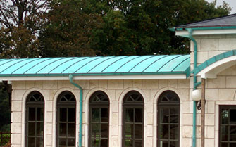 Historisches Gebäude mit Bogenfenstern und patiniertem Kupferdach