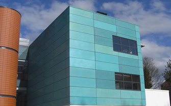 Moderne Fassade mit türkisgrün patinierten Kupferpaneelen